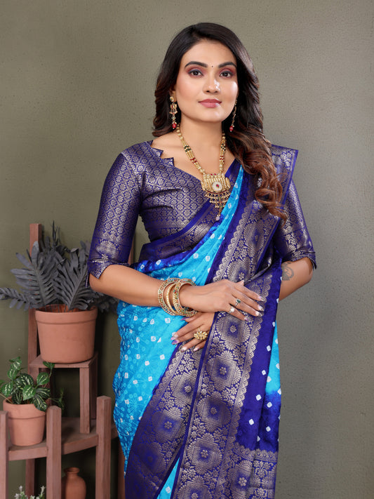 ज़री बुनाई बॉर्डर के साथ नीली सत्यवती बंधेज साटन सिल्क साड़ी