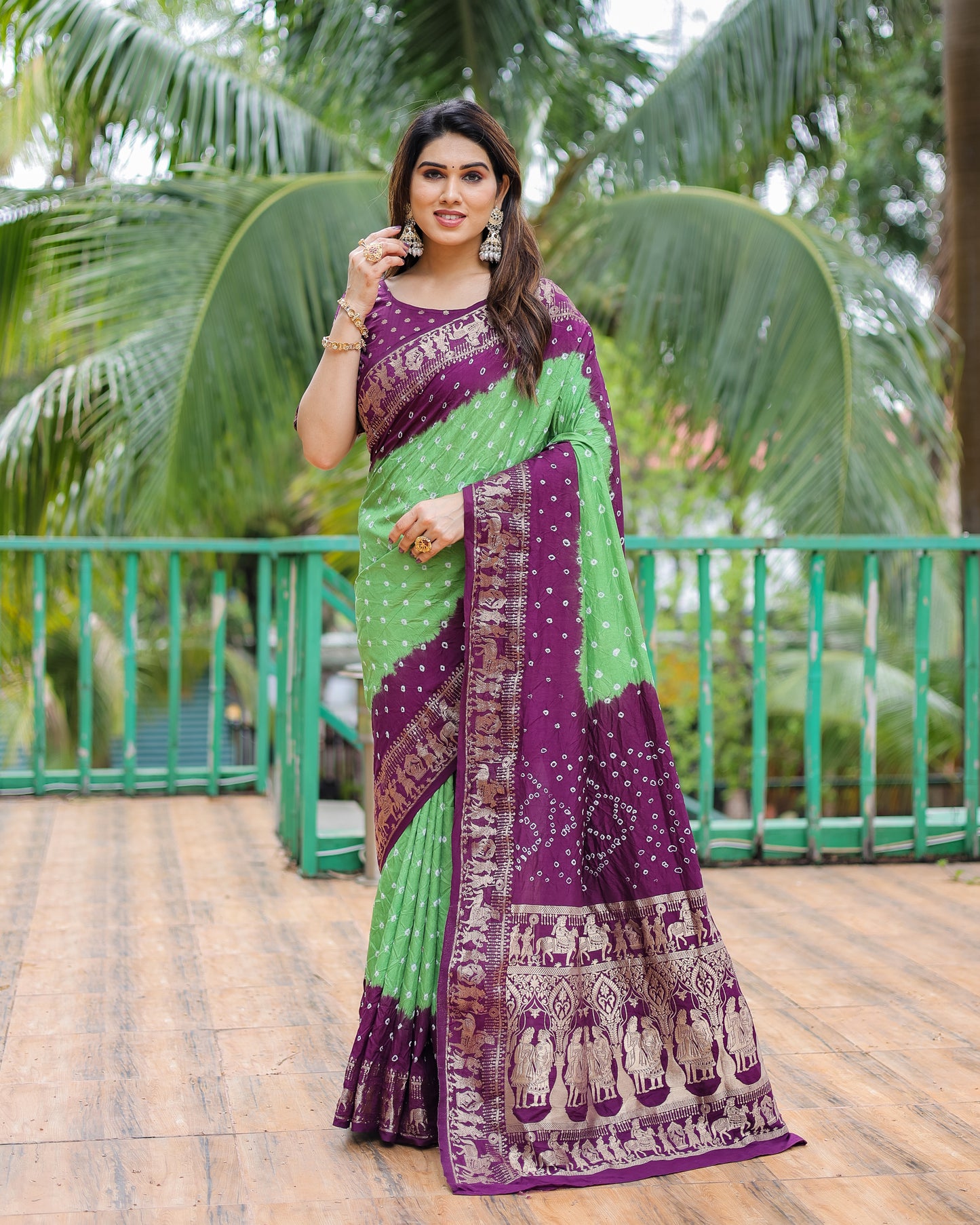 हल्के हरे रंग की वामिका बंधेज सिल्क साड़ी ज़री बुनाई वाले रिच टिश्यू पल्लू के साथ