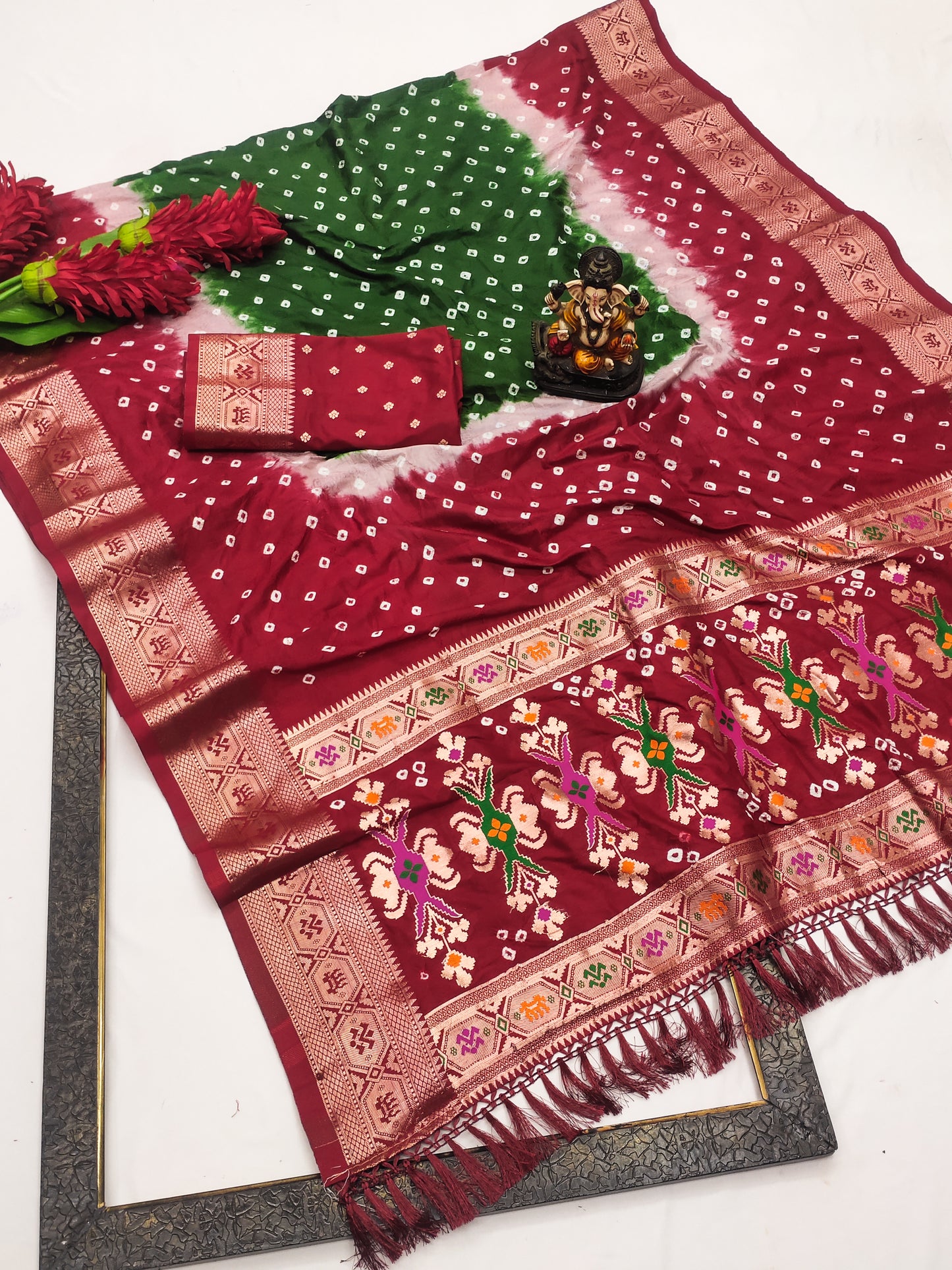 मल्टी कलर माहिरा सॉफ्ट सिल्क बंधेज साड़ी जिसमें मल्टीकलर डाइंग और सॉफ्ट और आसान फ्लोई है