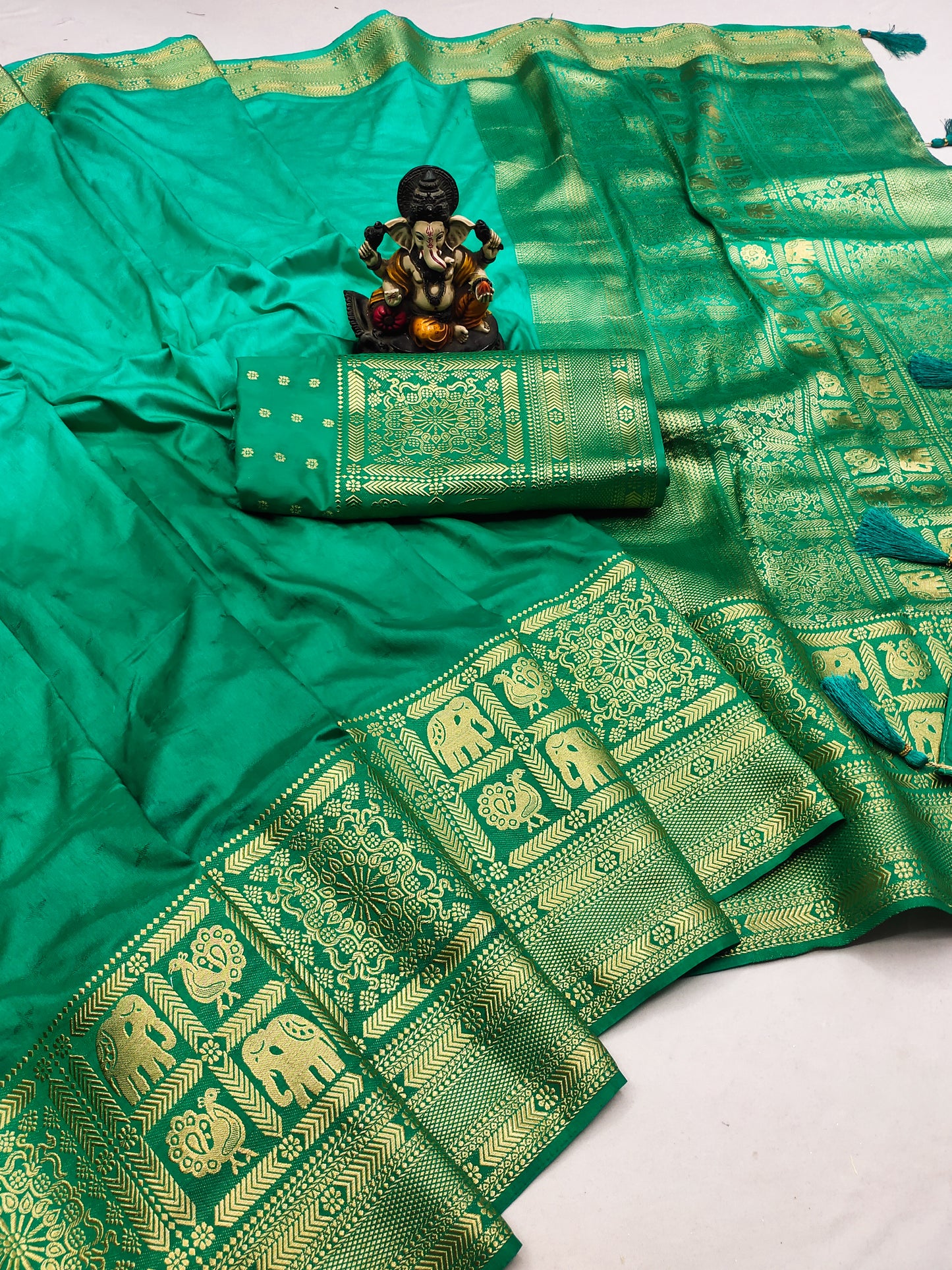 हरे रंग की सुपीरियर शुद्ध गाला डोला सिल्क साड़ी भारी हाथ से डाई और ज़री बॉर्डर