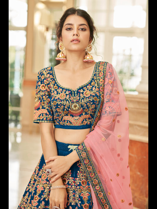 नीले रंग का मखमली धागा, ज़री, डोरी और सेक्विन कढ़ाई का काम लहंगा चोली