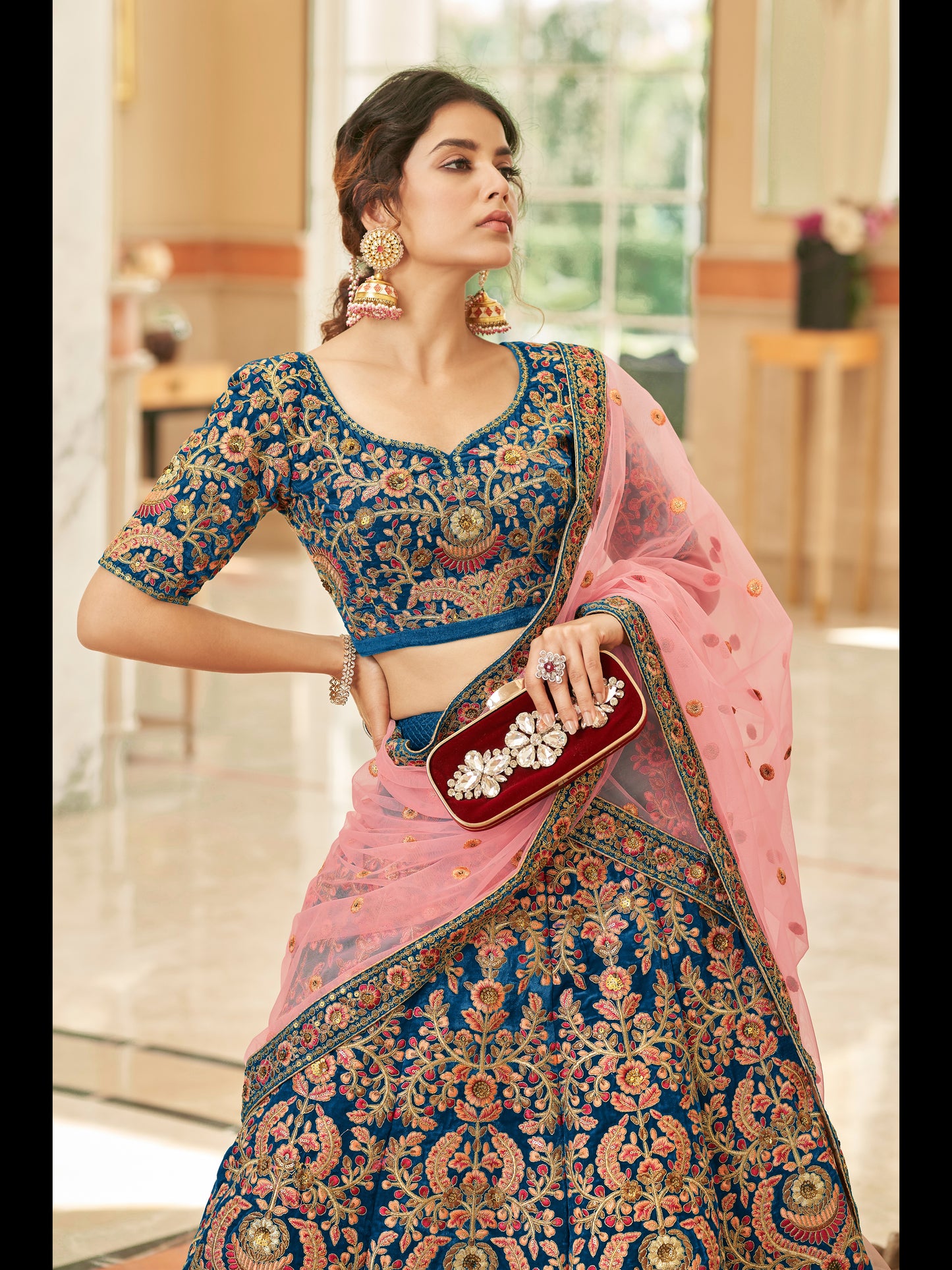 नीले रंग का मखमली धागा, ज़री, डोरी और सेक्विन कढ़ाई का काम लहंगा चोली