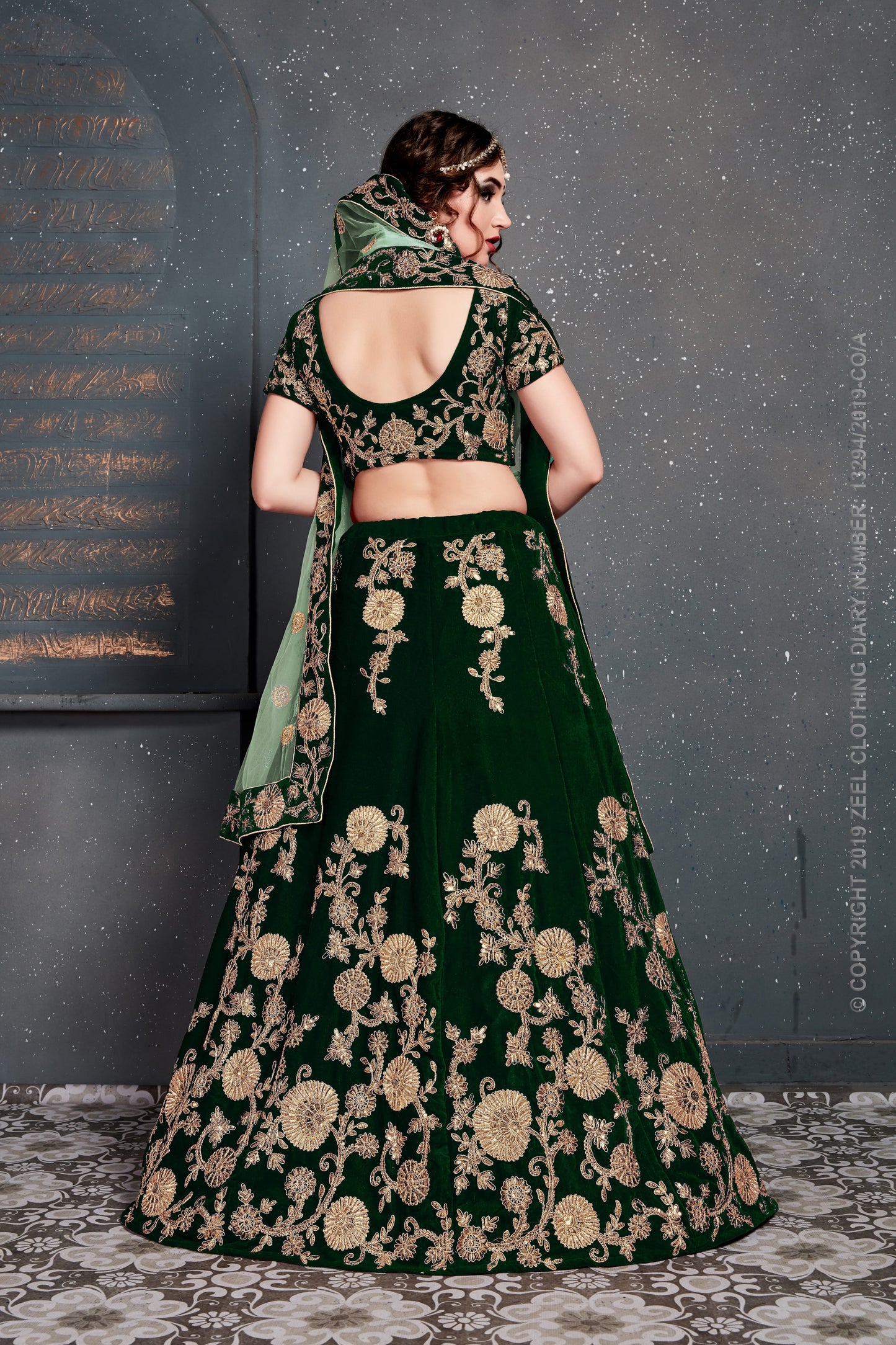 हरे रंग की मखमली डोरी, ज़री और सेक्विन कढ़ाई का काम लहंगा चोली