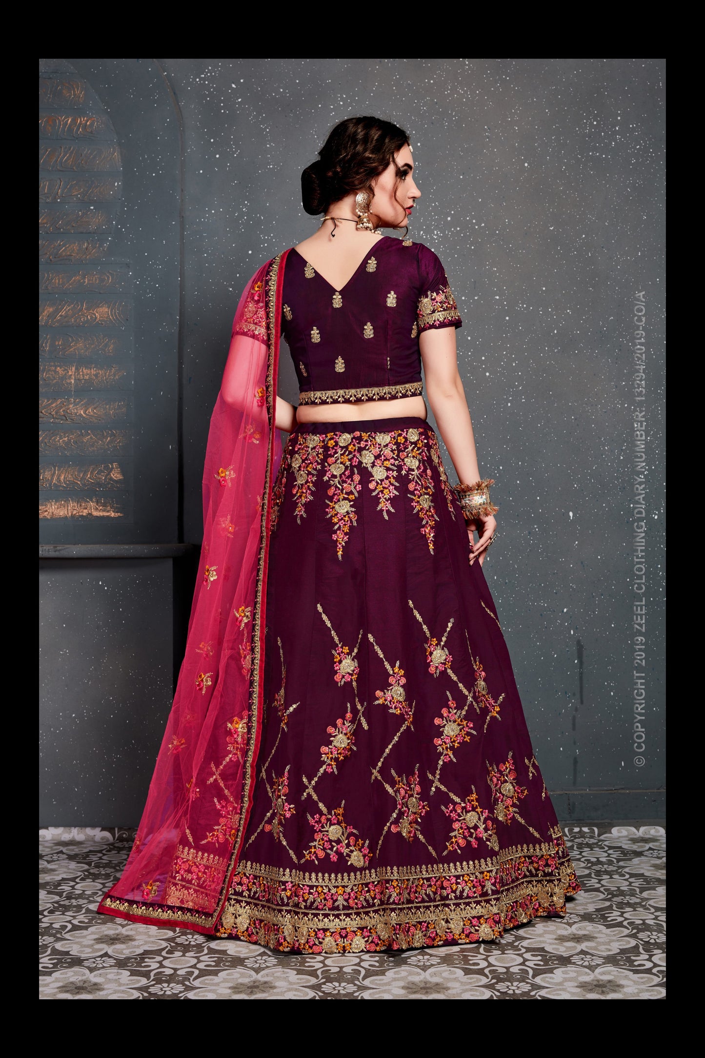 बैंगनी रंग तफ़ता साटन रेशम धागा, डोरी, ज़री कढ़ाई हीरे के काम के साथ लेहेंगा चोली