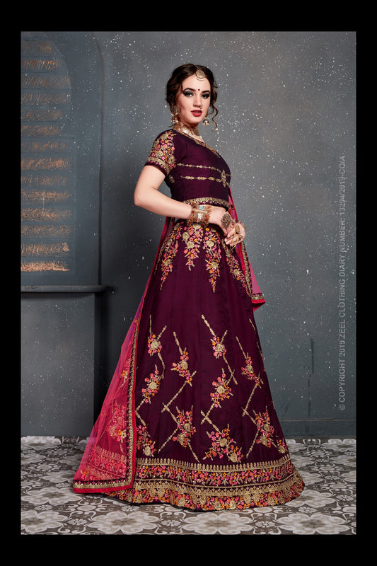 बैंगनी रंग तफ़ता साटन रेशम धागा, डोरी, ज़री कढ़ाई हीरे के काम के साथ लेहेंगा चोली