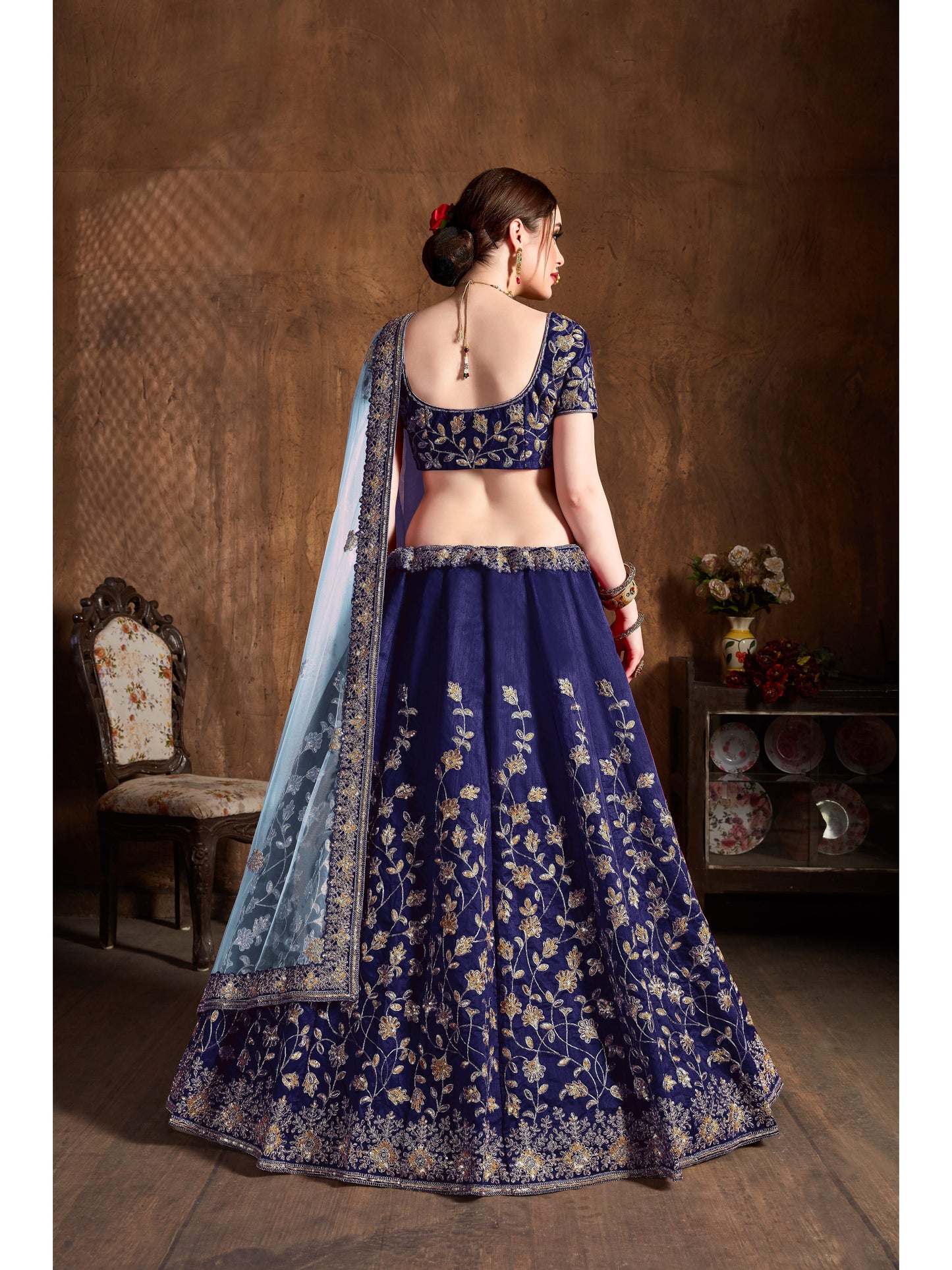 नेवी ब्लू रंग डोरी, बिल्ला और सेक्विन कढ़ाई लहंगा चोली