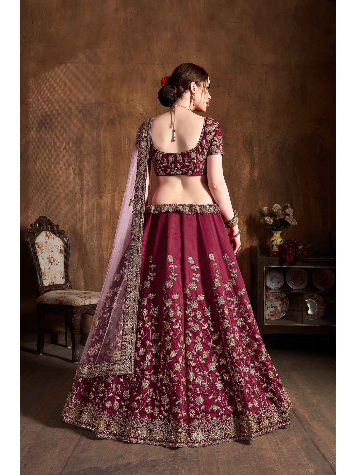 मैरून रंग डोरी, बिल्ला और सेक्विन कढ़ाई लहंगा चोली