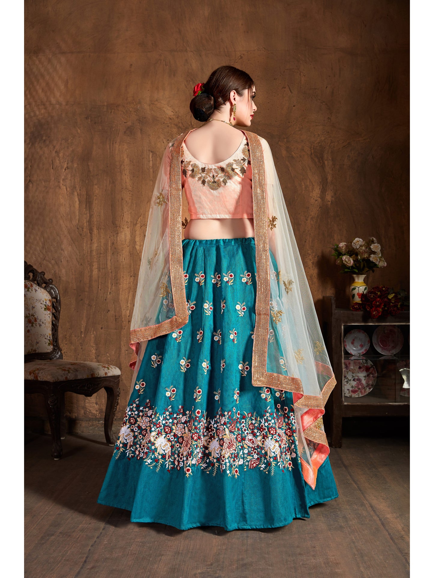 चैती नीला रंग सेक्विन, रेशम धागा और डोरी कढ़ाई लहंगा चोली