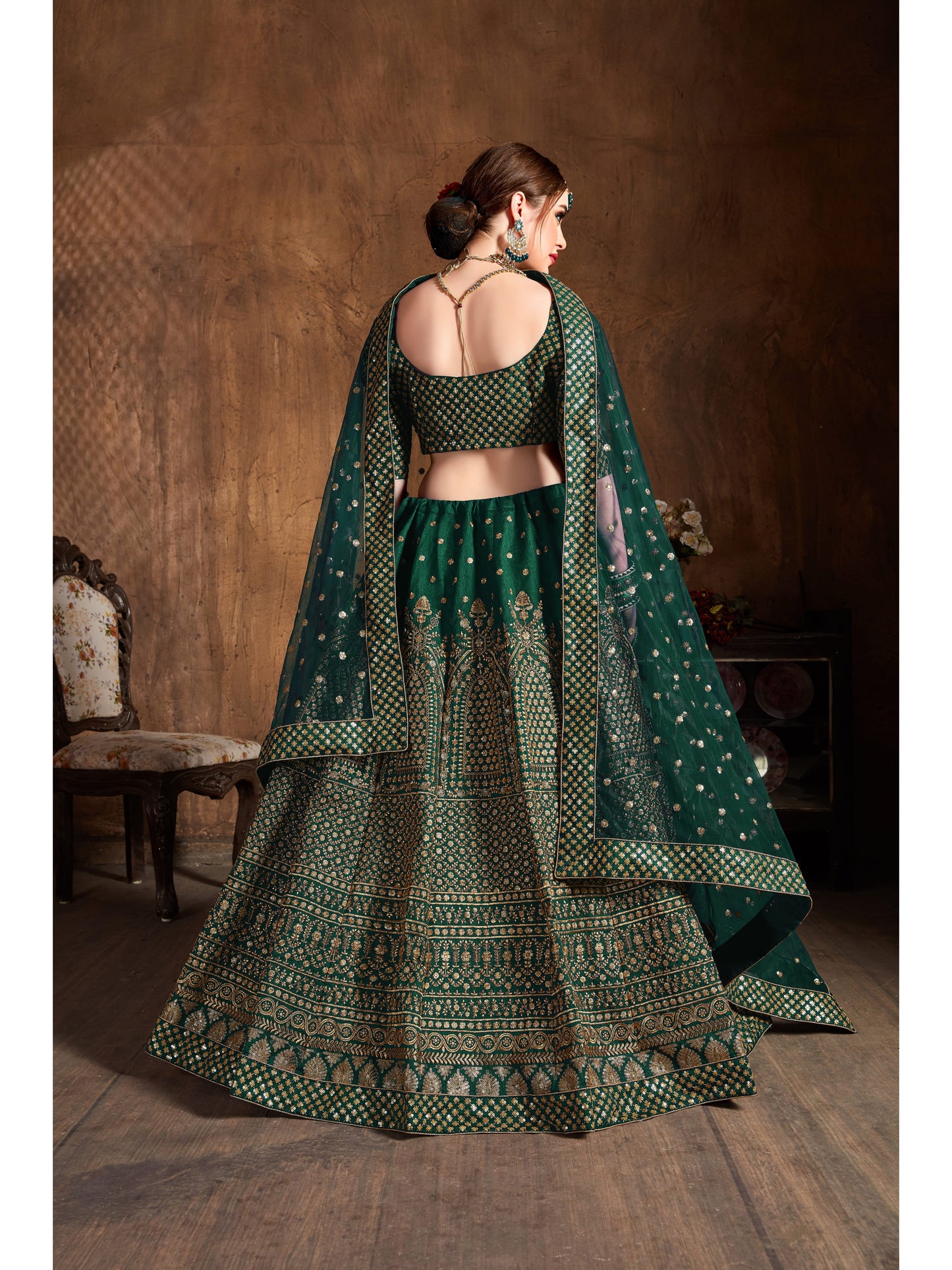 हरे रंग की ज़री और चमकदार सेक्विन कढ़ाई लहंगा चोली