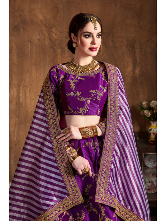 बैंगनी रंग ज़री, सेक्विन, धागा और डोरी कढ़ाई लहंगा चोली