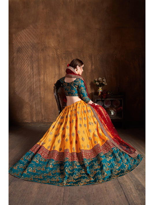 पीले रंग की ज़री, सेक्विन और डोरी कढ़ाई वाला लहंगा चोली