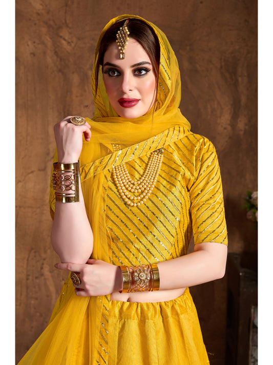 पीले रंग की ज़री, सेक्विन कढ़ाई और हीरे के काम वाला लहंगा चोली