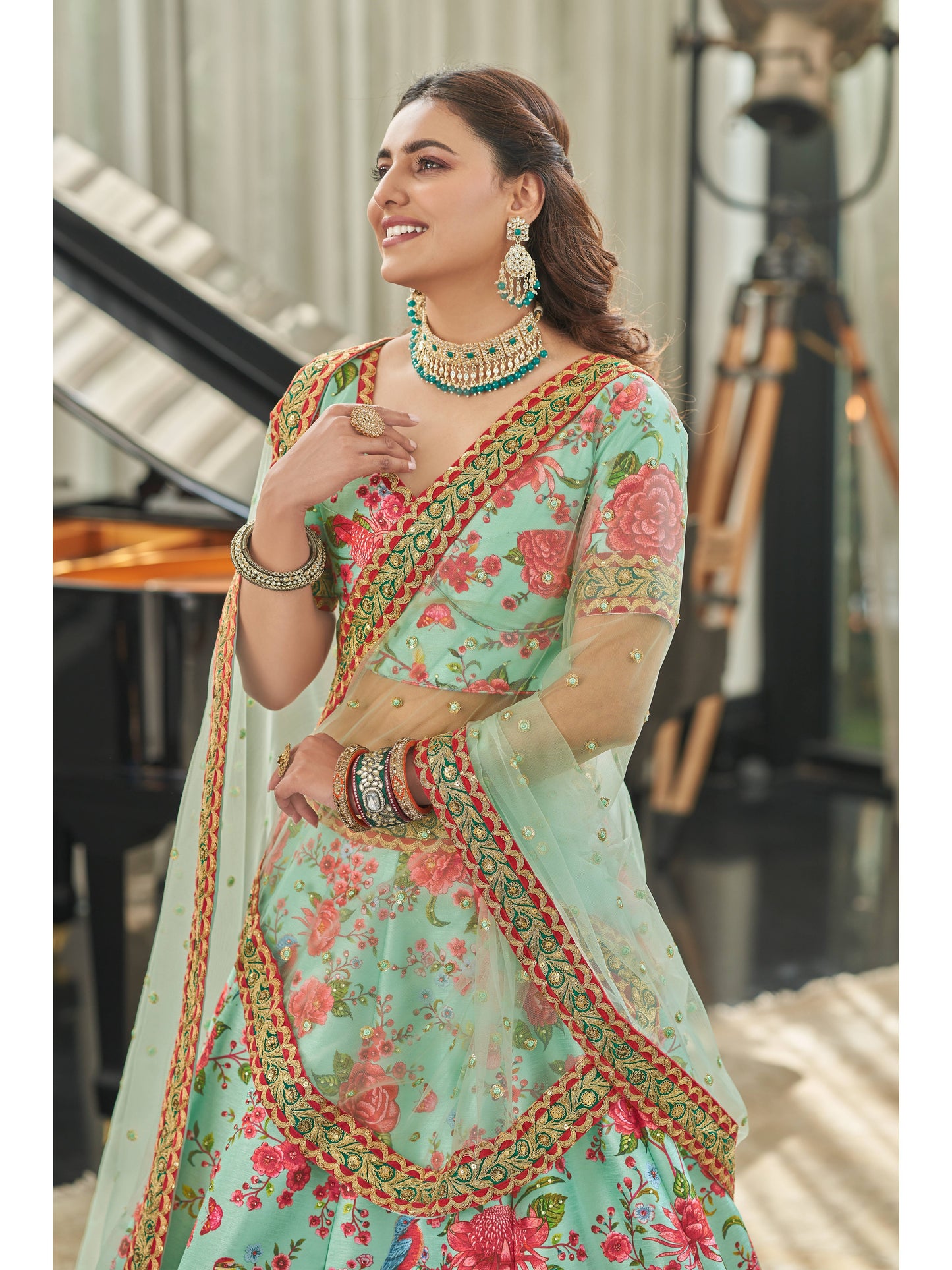 मिंट-लाल रंग डिजिटल प्रिंट डोरी, सेक्विन और स्टोन वर्क के साथ लहंगा चोली