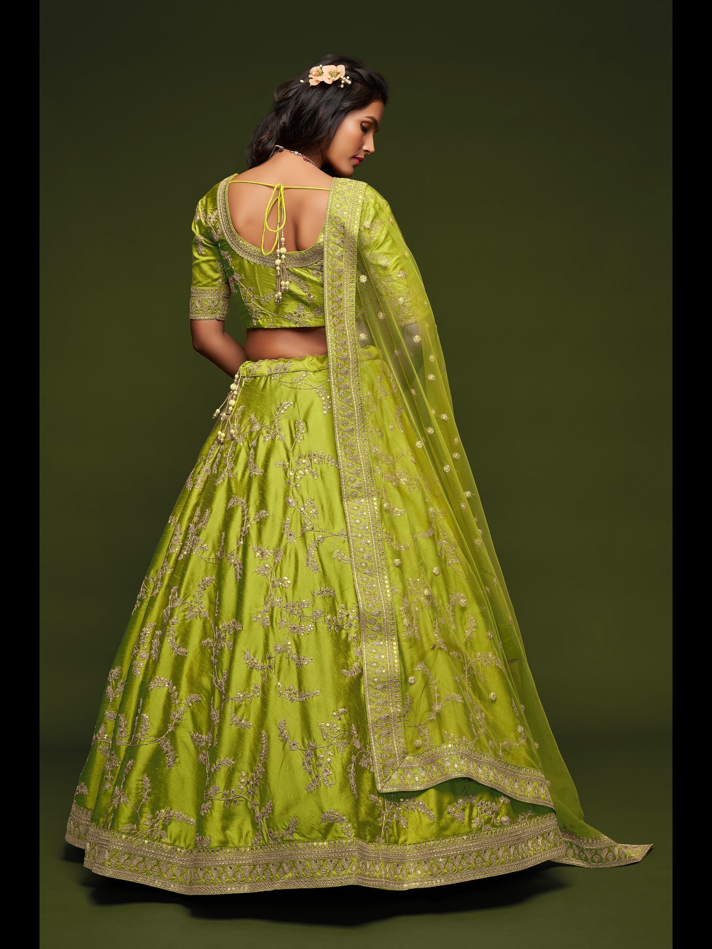 नियॉन कलर आर्ट सिल्क थ्रेड, ज़री, डोरी और सेक्विन कढ़ाई वर्क लहंगा चोली