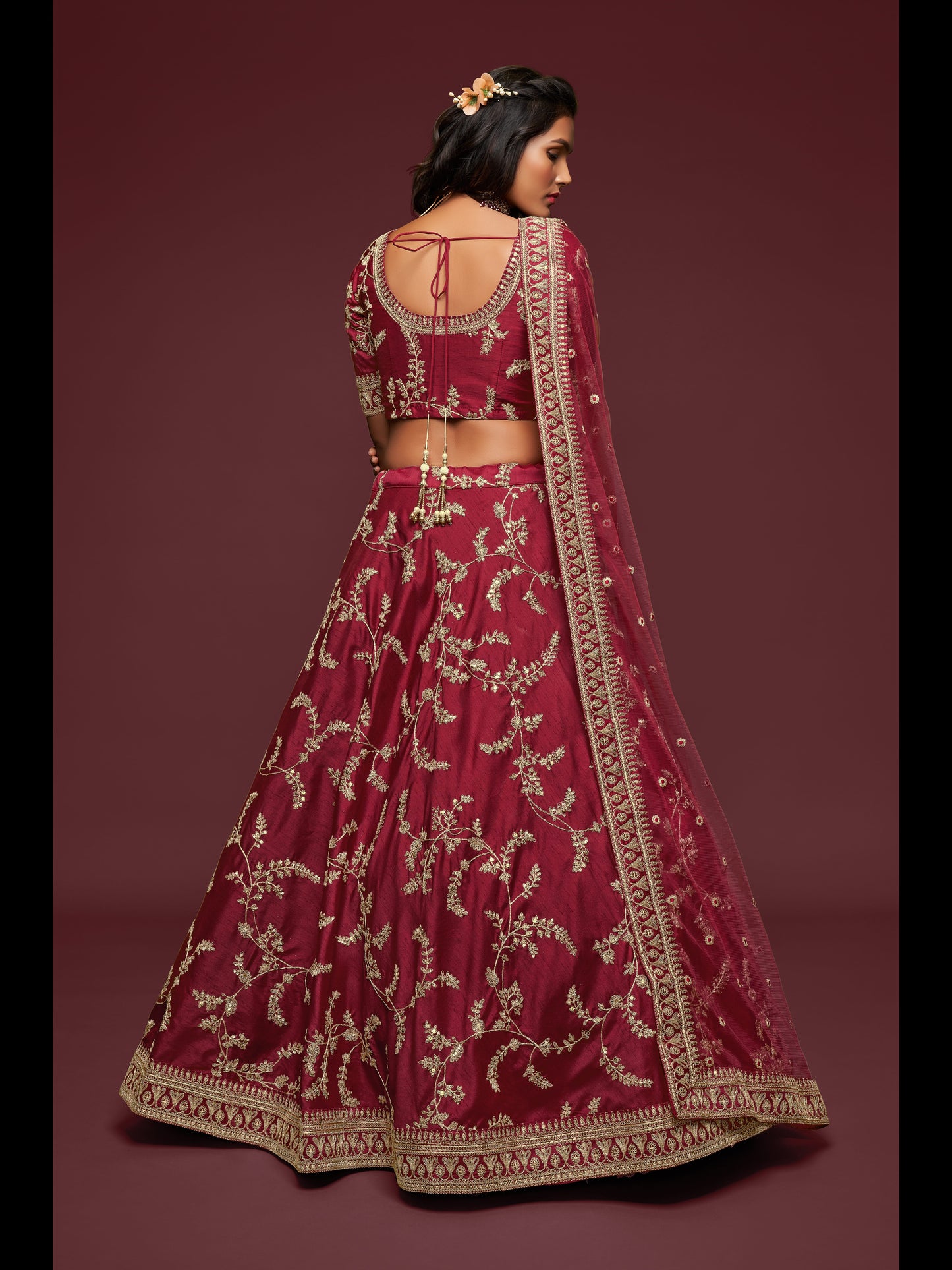 मैरून रंग कला रेशम धागा, ज़री, डोरी और सेक्विन कढ़ाई काम लेहेंगा चोली