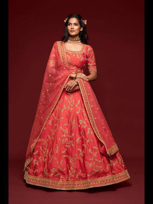 गाजरी कलर आर्ट सिल्क थ्रेड, ज़री, डोरी और सेक्विन कढ़ाई वर्क लहंगा चोली