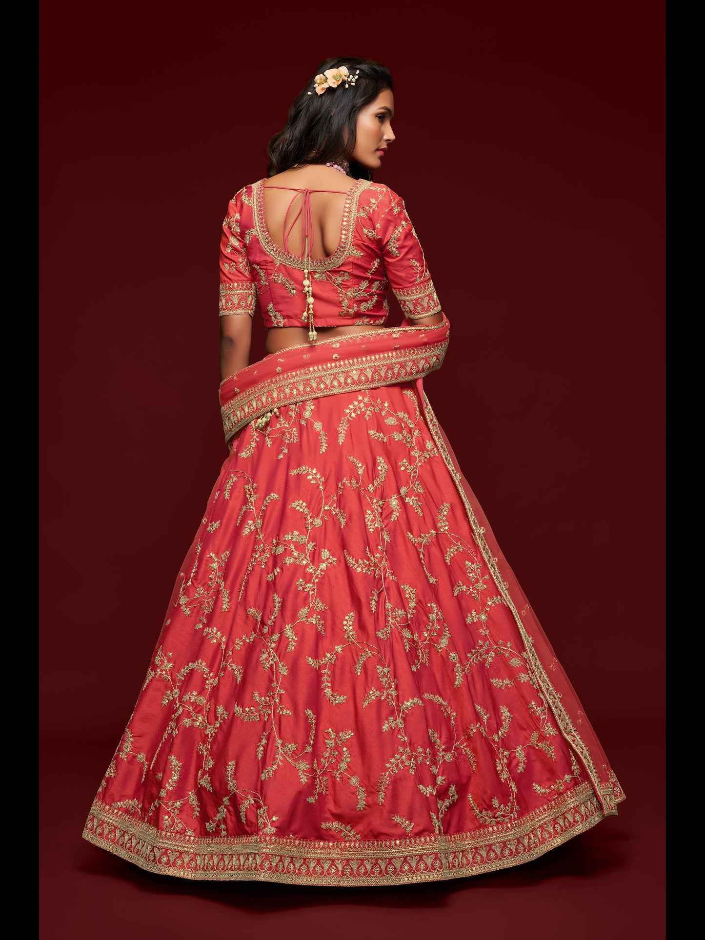 गाजरी कलर आर्ट सिल्क थ्रेड, ज़री, डोरी और सेक्विन कढ़ाई वर्क लहंगा चोली