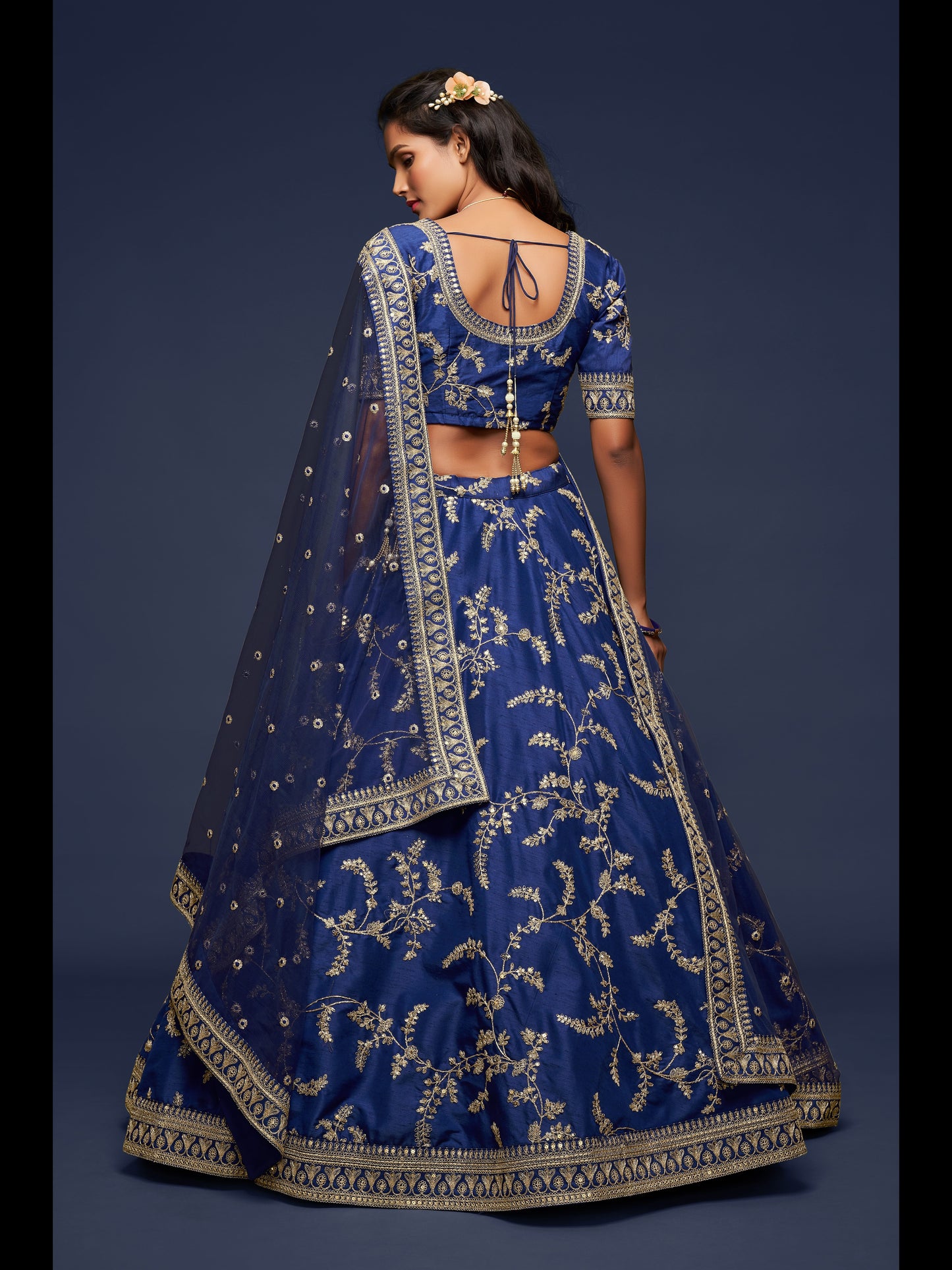 नीले रंग की कला रेशम धागा, ज़री, डोरी और सेक्विन कढ़ाई काम लेहेंगा चोली