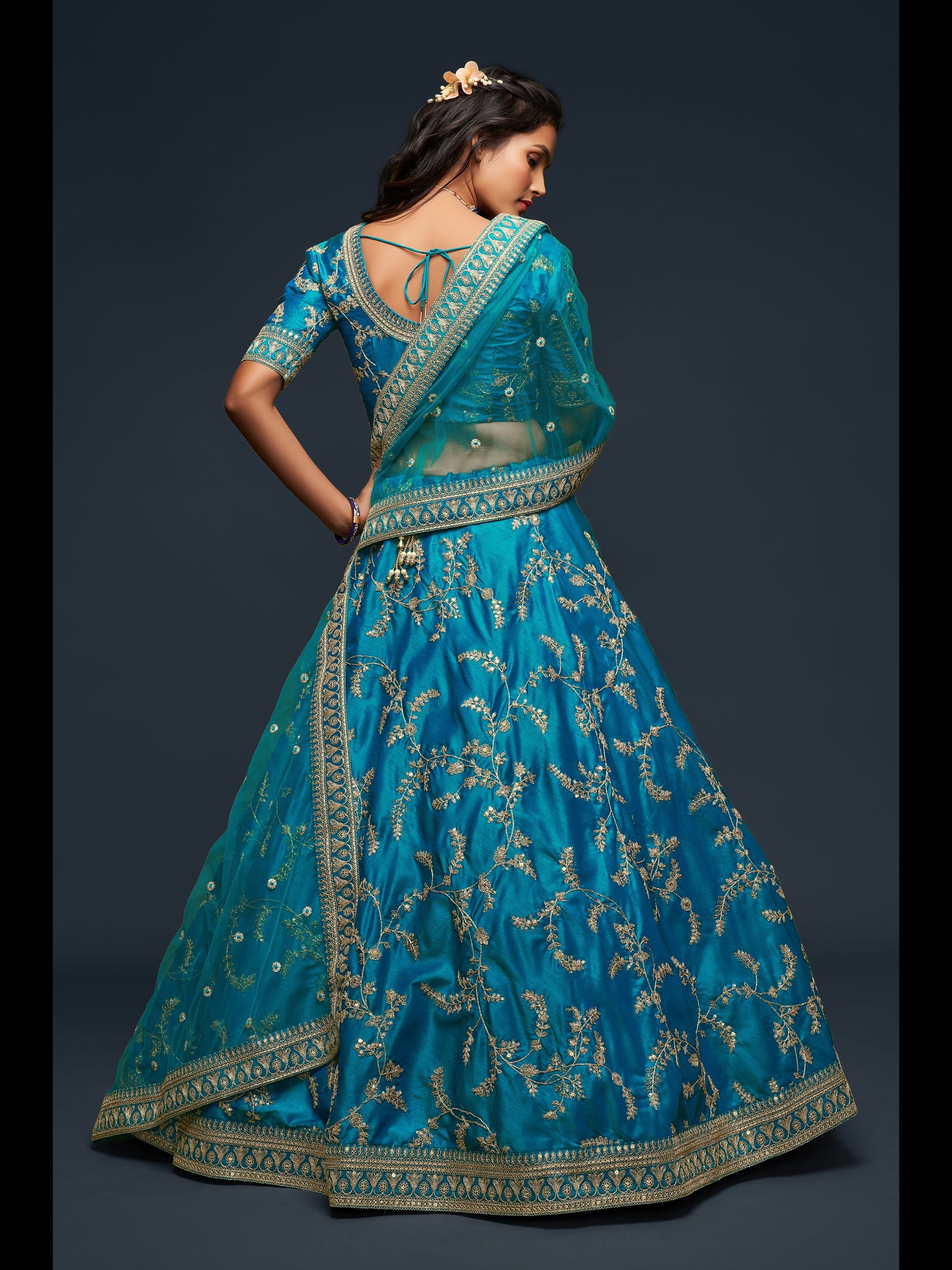 टील ब्लू कलर आर्ट सिल्क थ्रेड, ज़री, डोरी और सेक्विन कढ़ाई वर्क लहंगा चोली