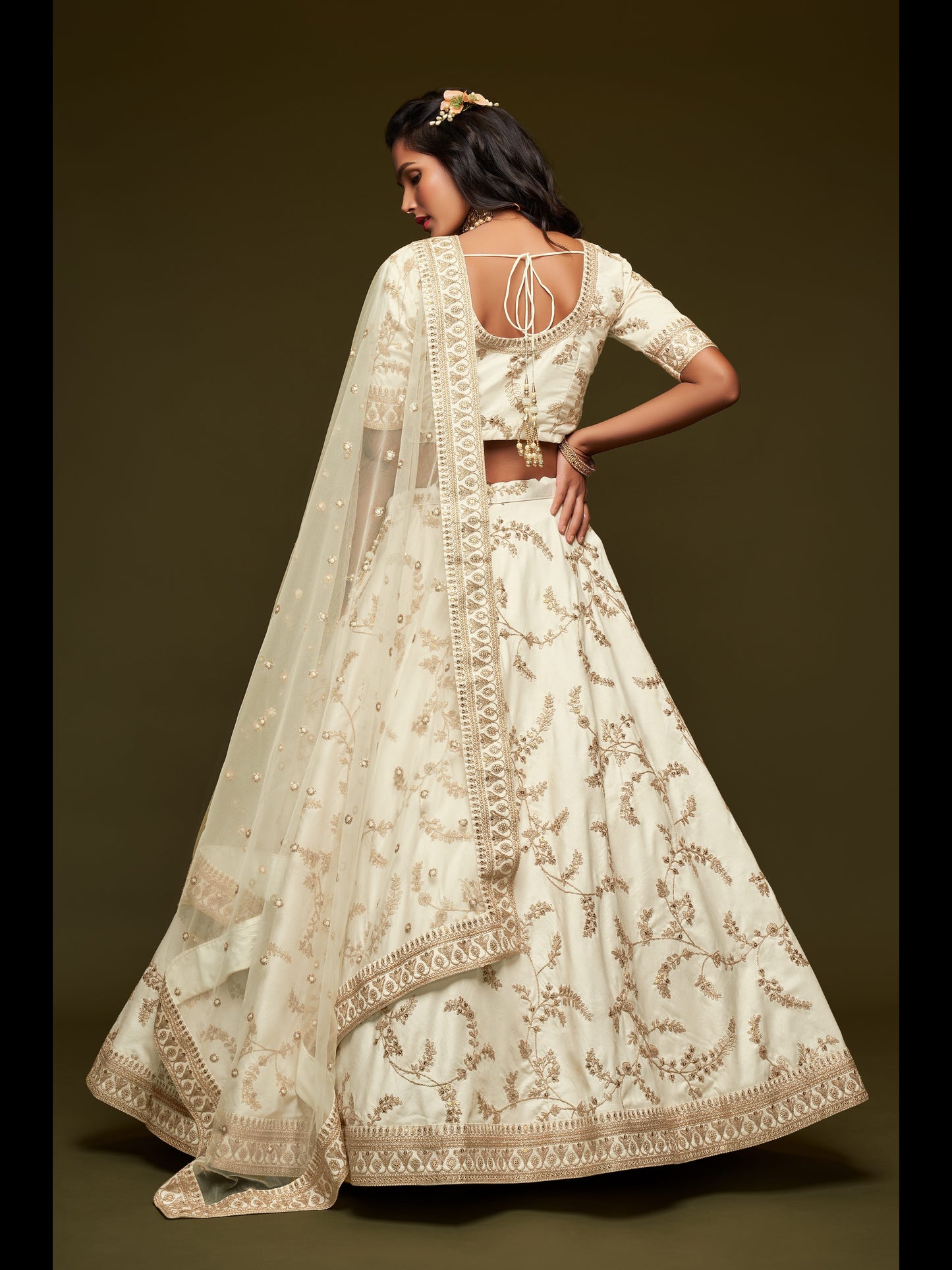 सफ़ेद रंग की आर्ट सिल्क थ्रेड, ज़री, डोरी और सेक्विन कढ़ाई वर्क लहंगा चोली