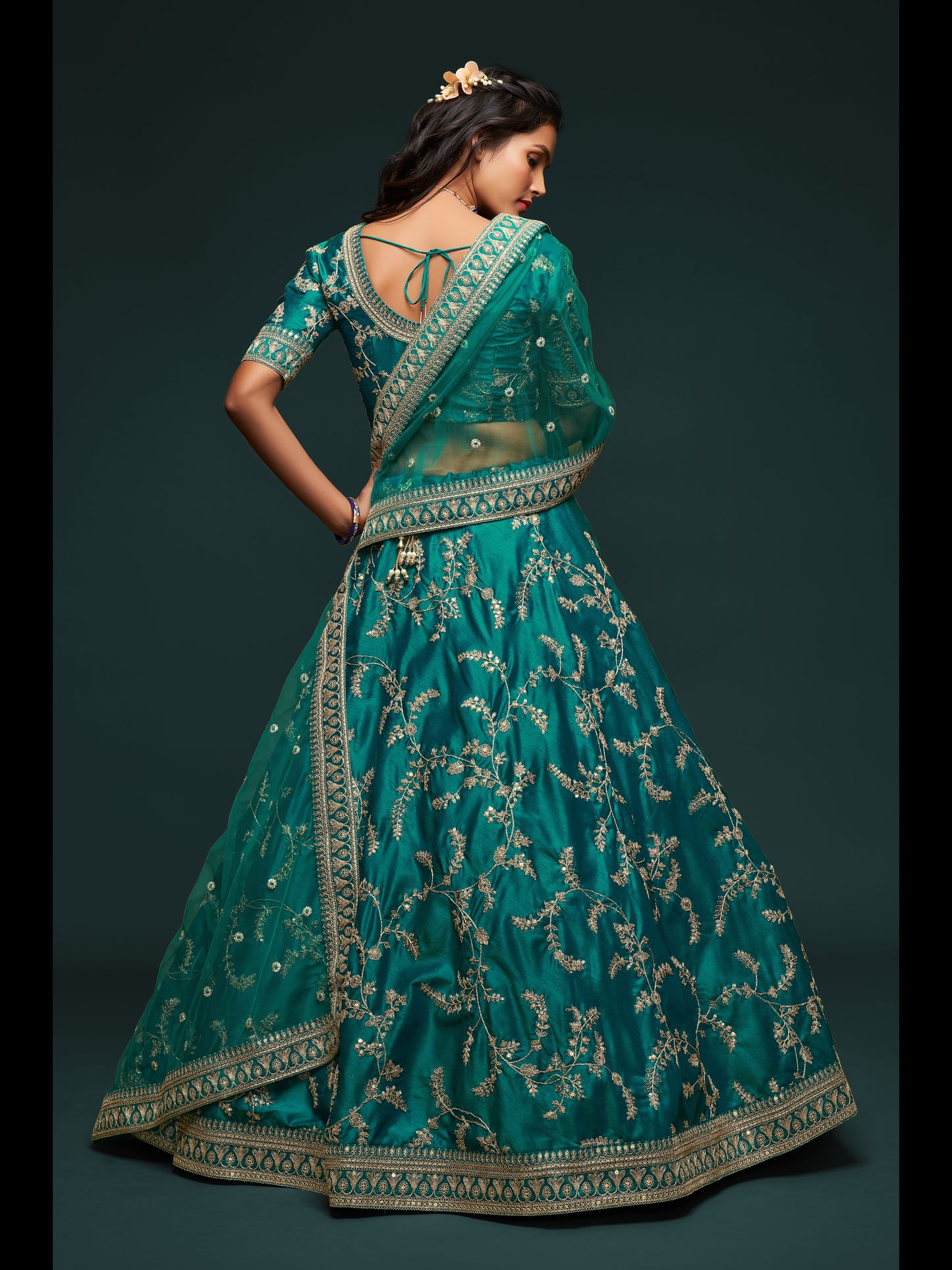 हरे रंग की कला रेशम धागा, ज़री, डोरी और सेक्विन कढ़ाई काम लेहेंगा चोली