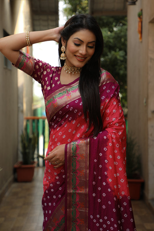 हल्की गुलाबी स्वास्तिक बंधेज सिल्क साड़ी मीनाकारी बॉर्डर और ज़री बुनाई कलश और स्वास्तिक डिजाइन के साथ