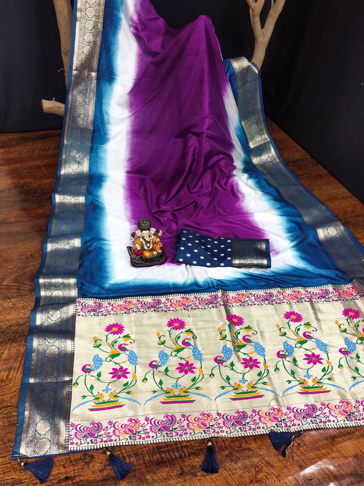बैंगनी रंग की सुपीरियर और प्रीमियम शुद्ध पैठणी साड़ी 3डी डाइंग शिबोरी डाइंग के साथ