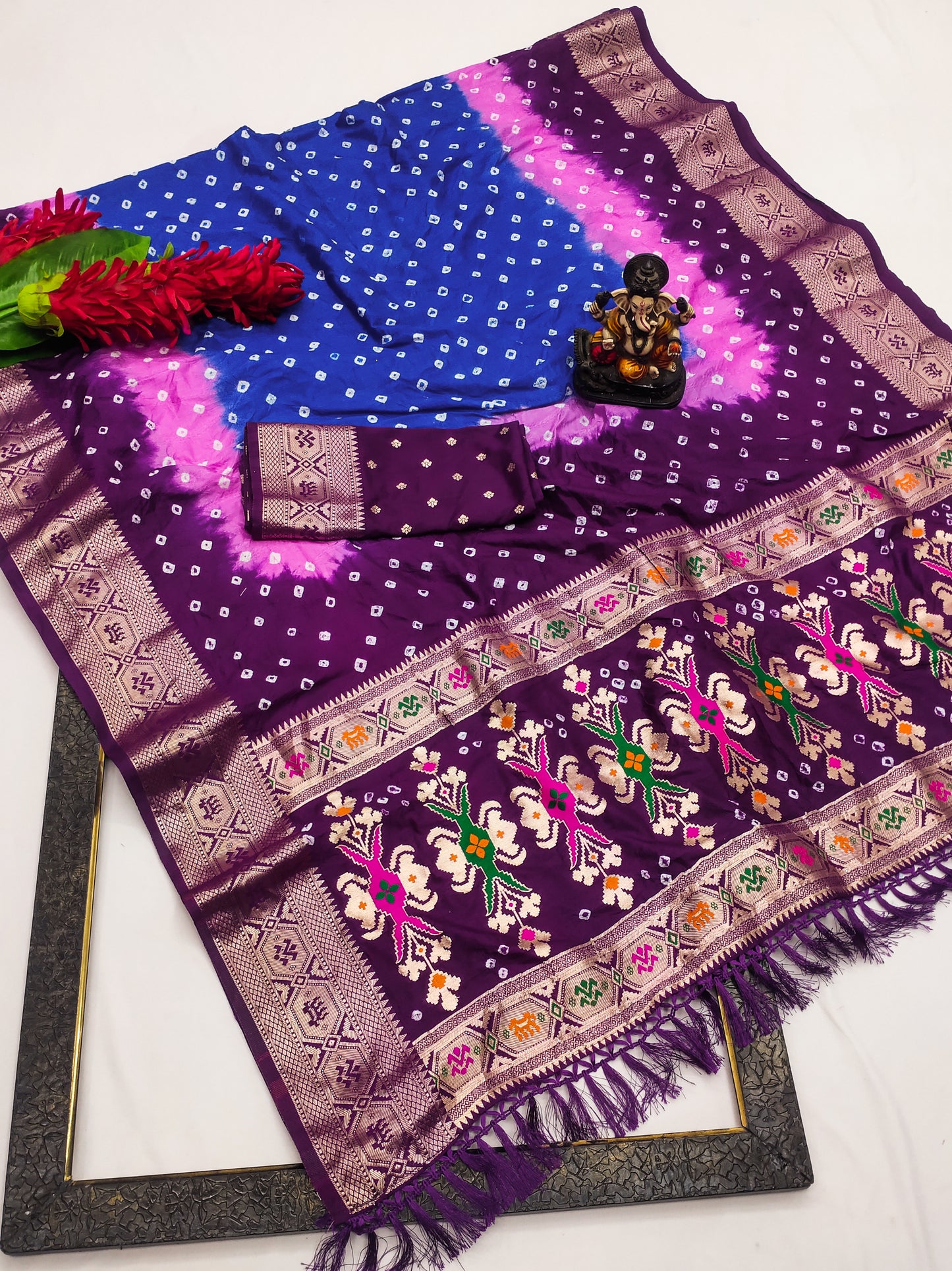 मल्टी कलर माहिरा सॉफ्ट सिल्क बंधेज साड़ी जिसमें मल्टीकलर डाइंग और सॉफ्ट और आसान फ्लोई है