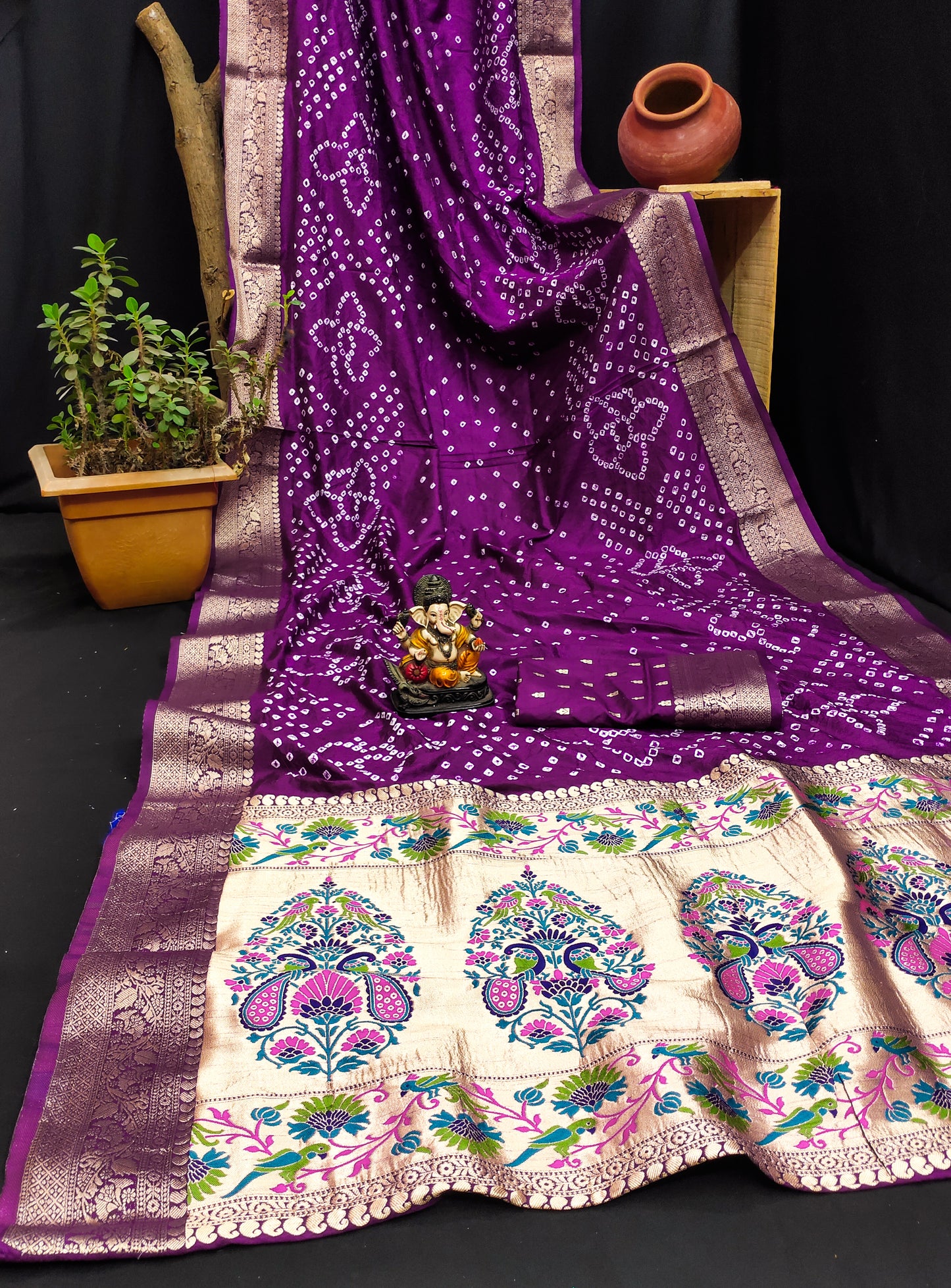 ज़री बुनाई पैठानी रिच पल्लू के साथ बैंगनी सुभद्रा बंधेज कांजीवरम सिल्क साड़ी