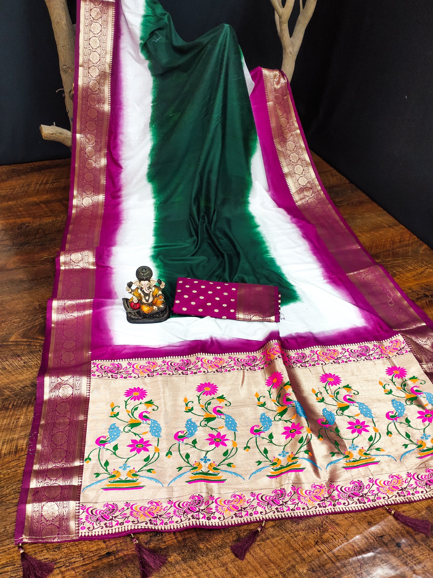 गहरे हरे रंग की सुपीरियर और प्रीमियम शुद्ध पैठणी साड़ी 3डी डाइंग शिबोरी डाइंग के साथ