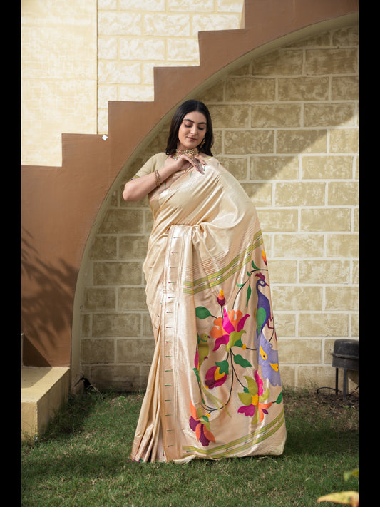 क्रीम रंग की पैठानी मुलायम मिश्रित रेशम ज़री से बुनी हुई साड़ी