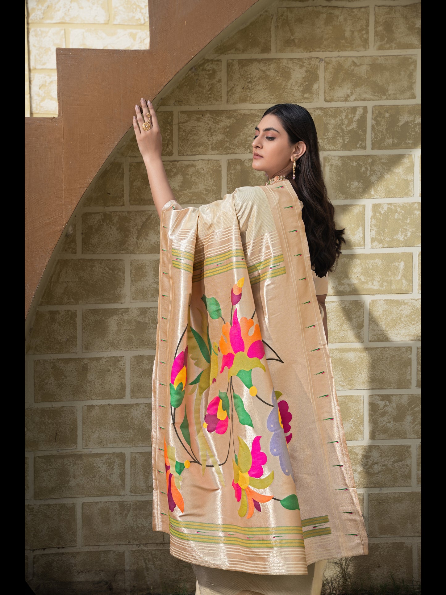 क्रीम रंग की पैठानी मुलायम मिश्रित रेशम ज़री से बुनी हुई साड़ी