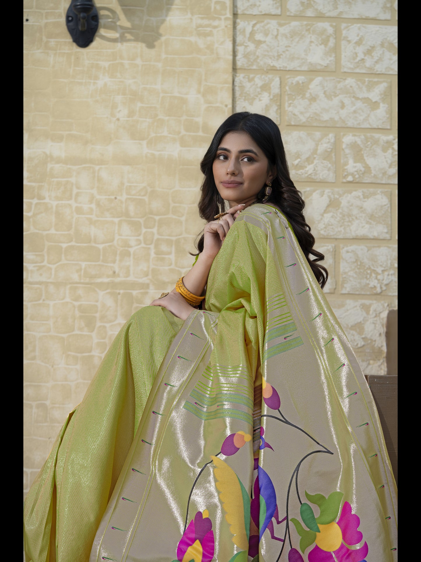 हरे रंग की पैठानी मुलायम मिश्रित रेशम ज़री से बुनी हुई साड़ी