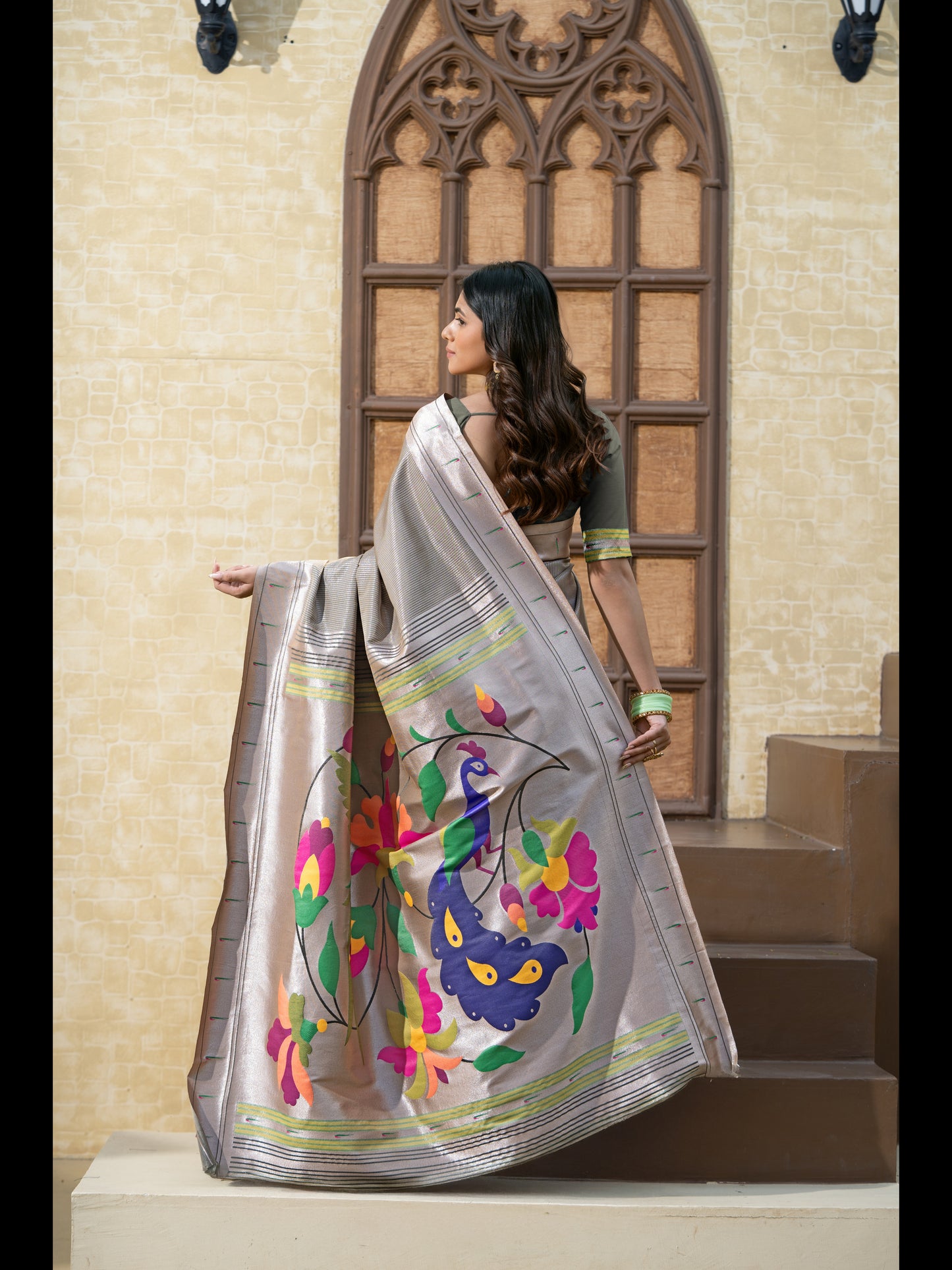 ग्रे रंग की पैठानी मुलायम मिश्रित रेशम ज़री से बुनी हुई साड़ी