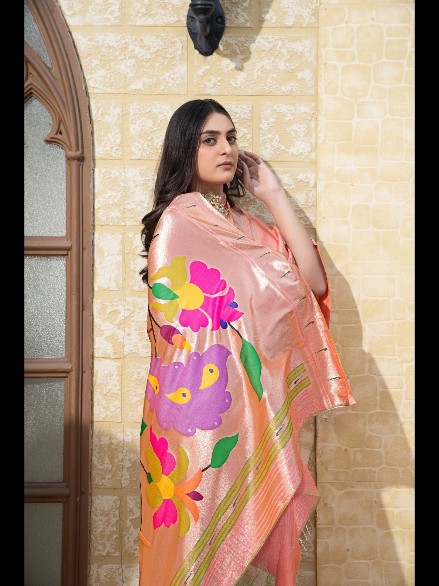 पीच रंग की पैठानी मुलायम मिश्रित सिल्क साड़ी ज़री से बुनी हुई