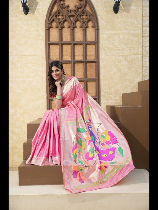 पिंक (गुलाबी) रंग की पैठानी सॉफ्ट ब्लेंडेड सिल्क साड़ी ज़री से बुनी हुई