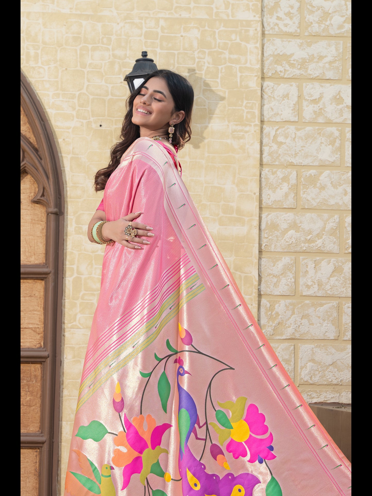 पिंक (गुलाबी) रंग की पैठानी सॉफ्ट ब्लेंडेड सिल्क साड़ी ज़री से बुनी हुई