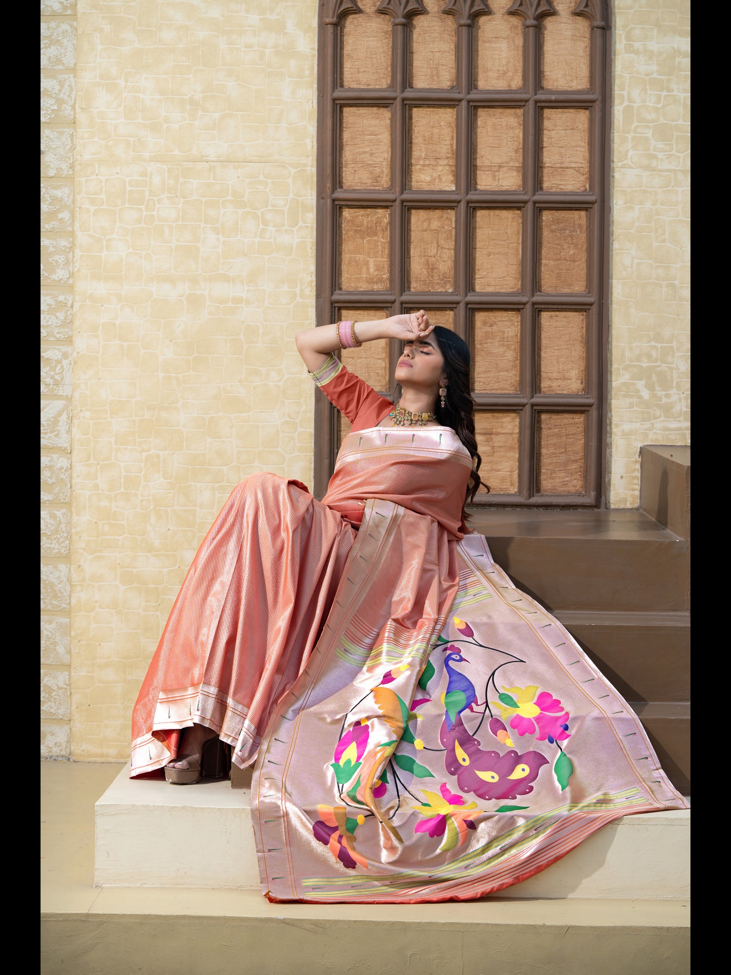 लाल रंग की पैठानी मुलायम मिश्रित रेशम ज़री से बुनी हुई साड़ी