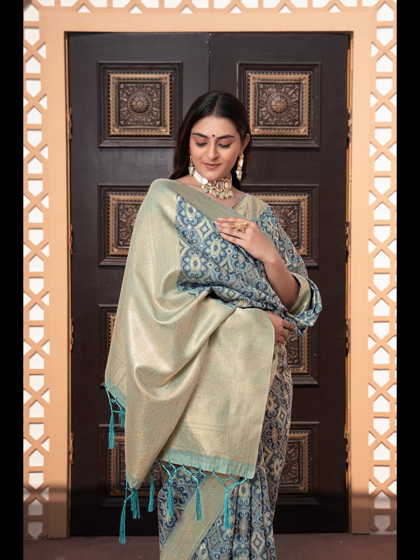 नीले रंग की इक्कत कॉटन इक्कत सिल्क साड़ी ज़री बुनी हुई