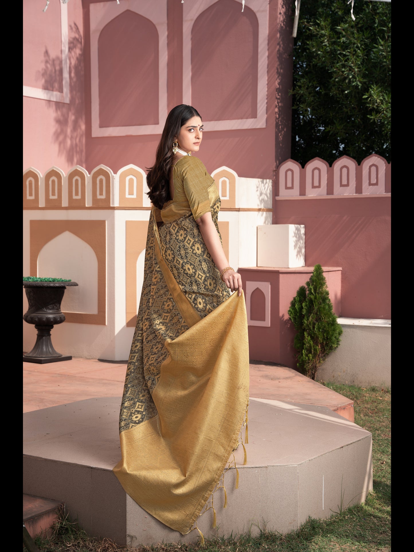 भूरे रंग की इक्कत कॉटन इक्कत सिल्क साड़ी ज़री से बुनी हुई