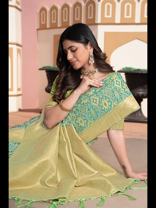 हरे रंग की इक्कत कॉटन इक्कत सिल्क साड़ी ज़री बुनी हुई