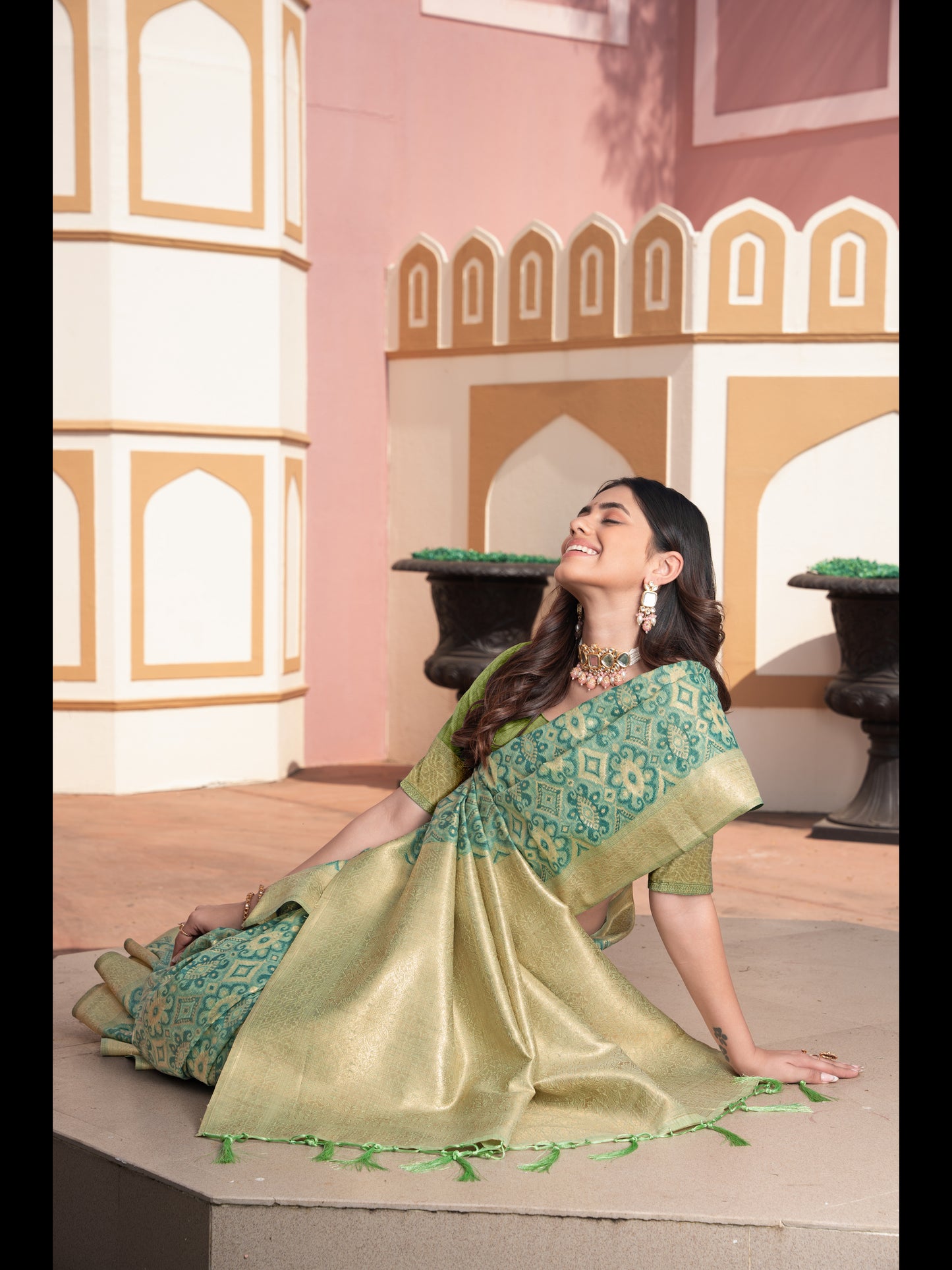 हरे रंग की इक्कत कॉटन इक्कत सिल्क साड़ी ज़री बुनी हुई