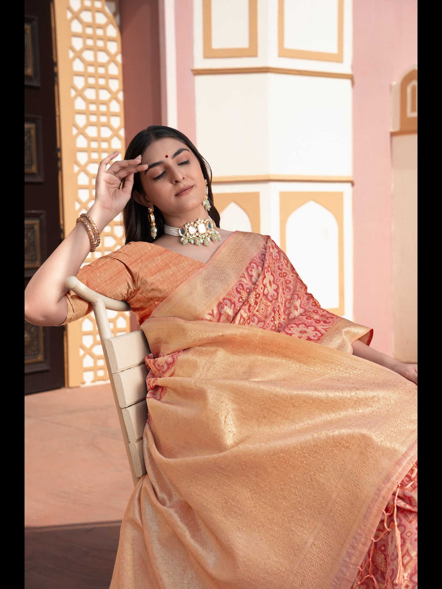 पीच रंग की इक्कत कॉटन इक्कत सिल्क साड़ी ज़री से बुनी हुई