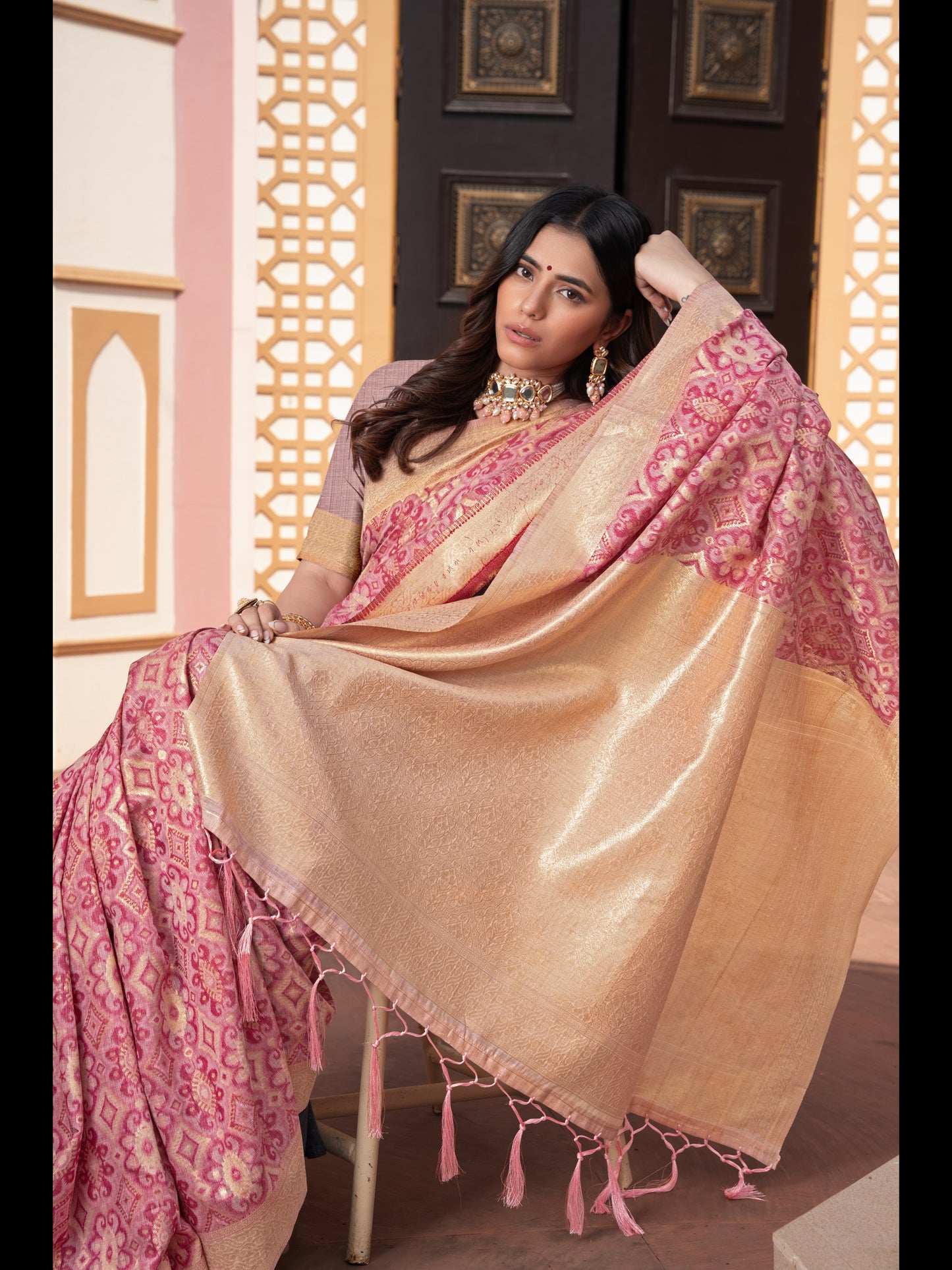 गुलाबी रंग की इक्कत कॉटन इक्कत सिल्क साड़ी ज़री से बुनी हुई