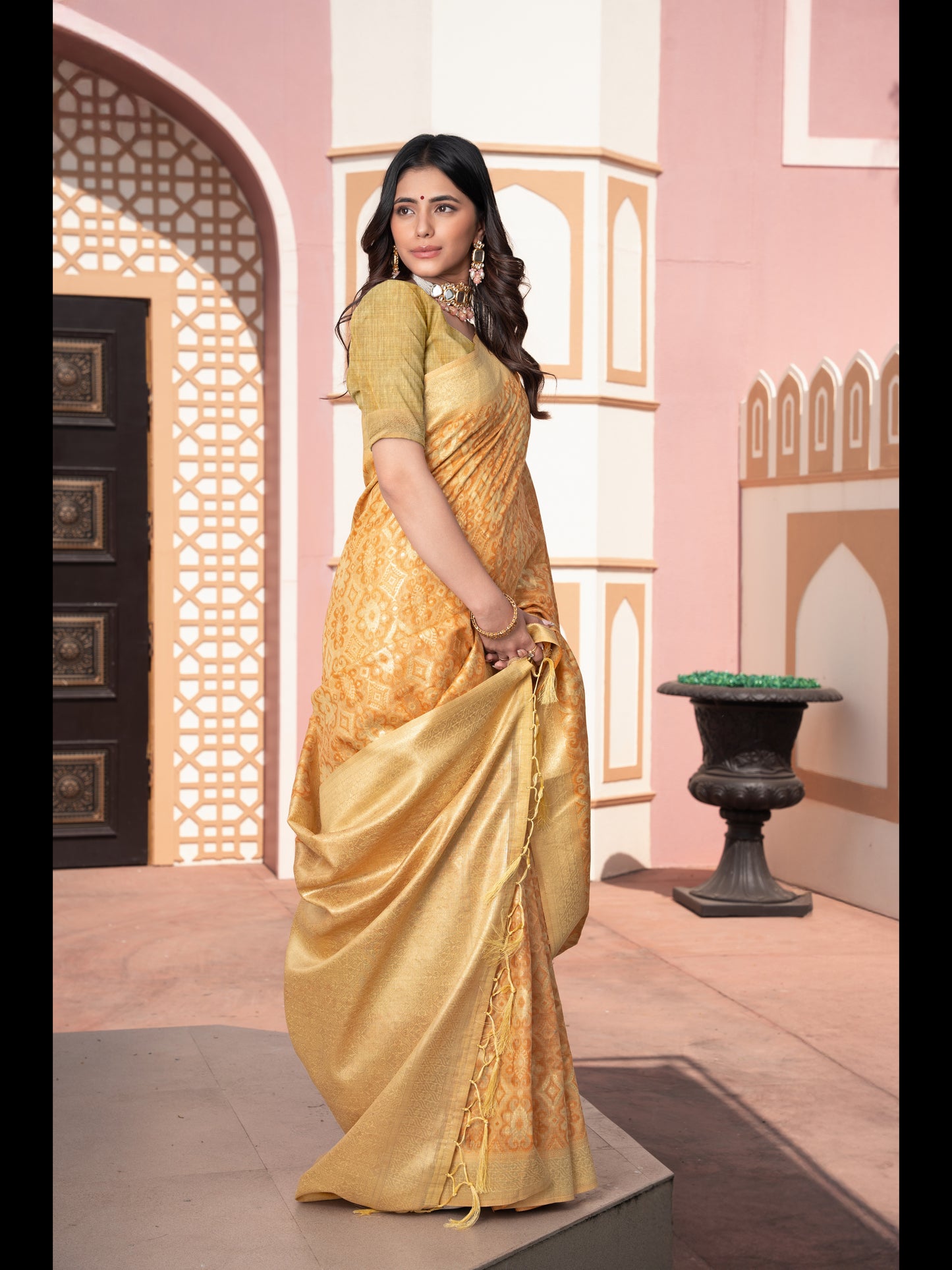 पीले रंग की इक्कत कॉटन इक्कत सिल्क साड़ी ज़री बुनी हुई