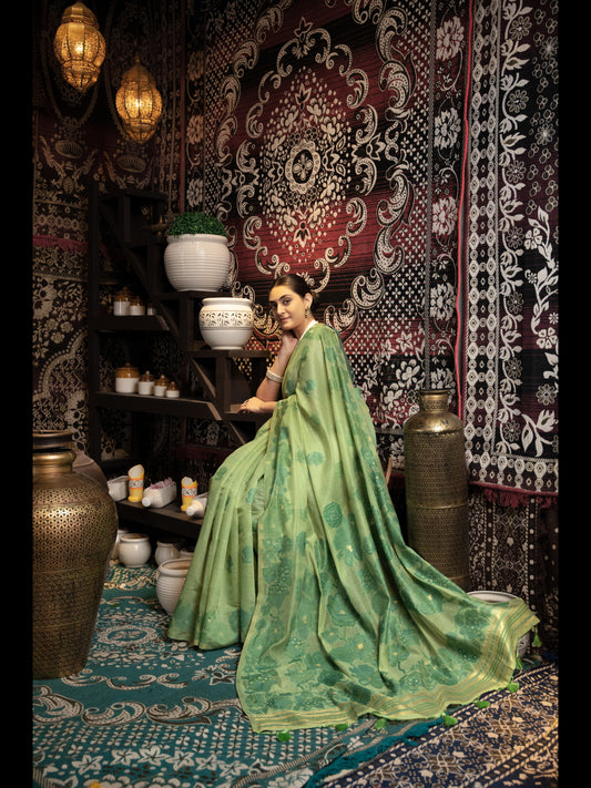 हरे रंग की जामदानी सॉफ्ट कॉटन साड़ी अनस्टिच्ड ब्लाउज के साथ