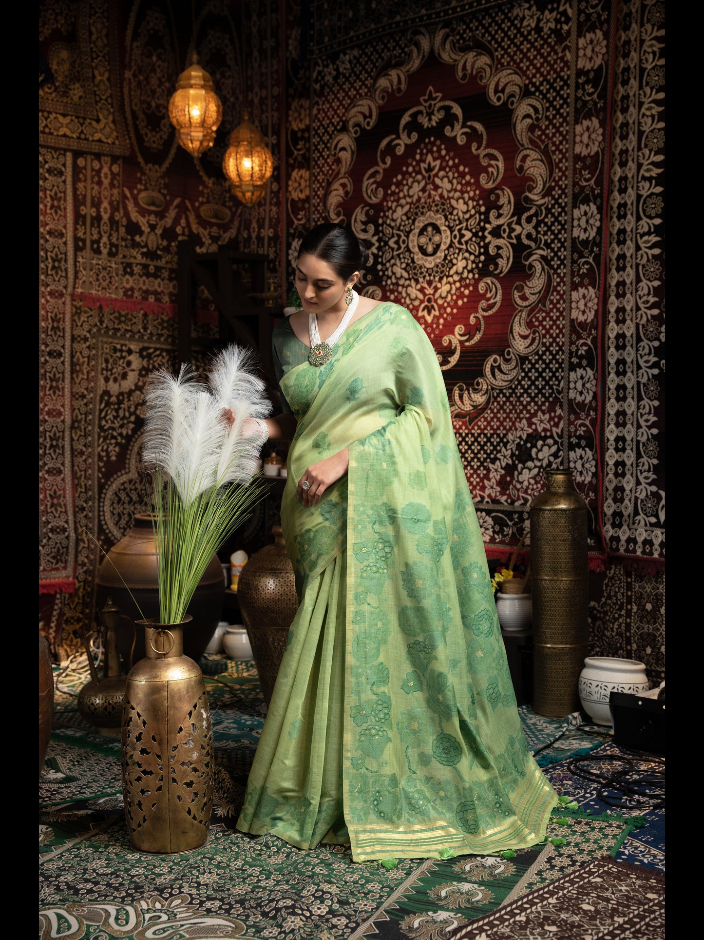 हरे रंग की जामदानी सॉफ्ट कॉटन साड़ी अनस्टिच्ड ब्लाउज के साथ