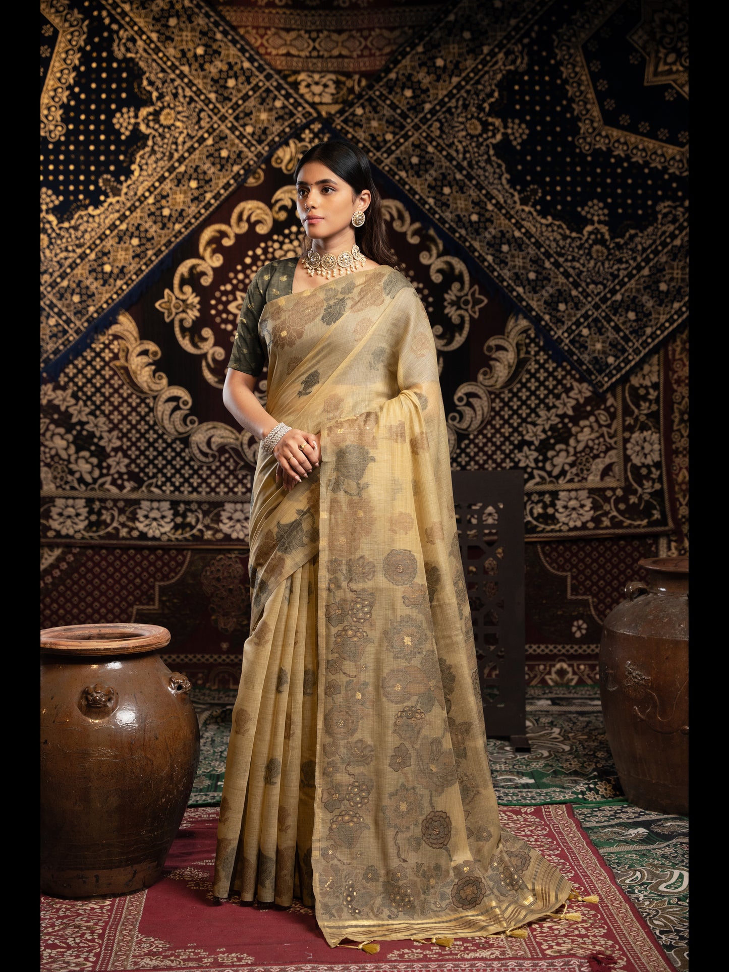 भूरे रंग की जामदानी सॉफ्ट कॉटन साड़ी अनस्टिच्ड ब्लाउज के साथ