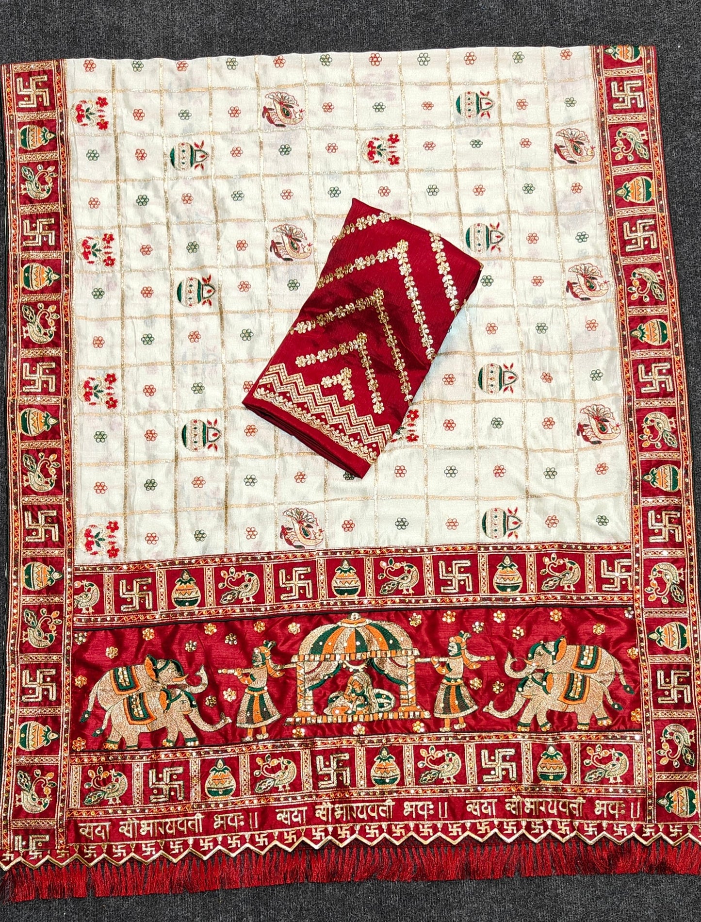 विशेष अवसर के लिए सफेद मैरून रंग की स्वाति शर्मा कढ़ाईदार पैंट पटोला साड़ी