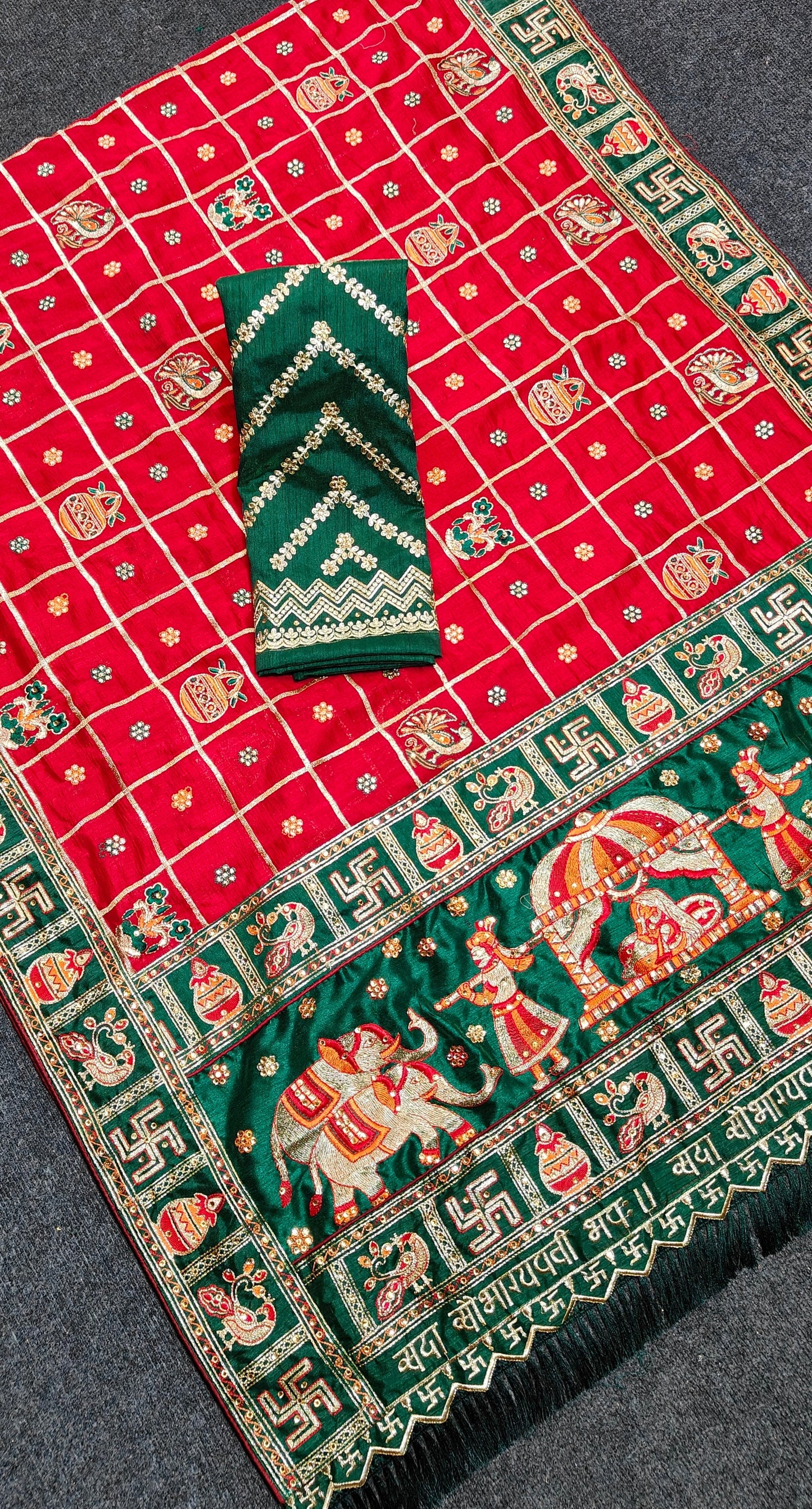 विशेष अवसर के लिए लाल रंग की कढ़ाई वाली पैंटर पटोला साड़ी